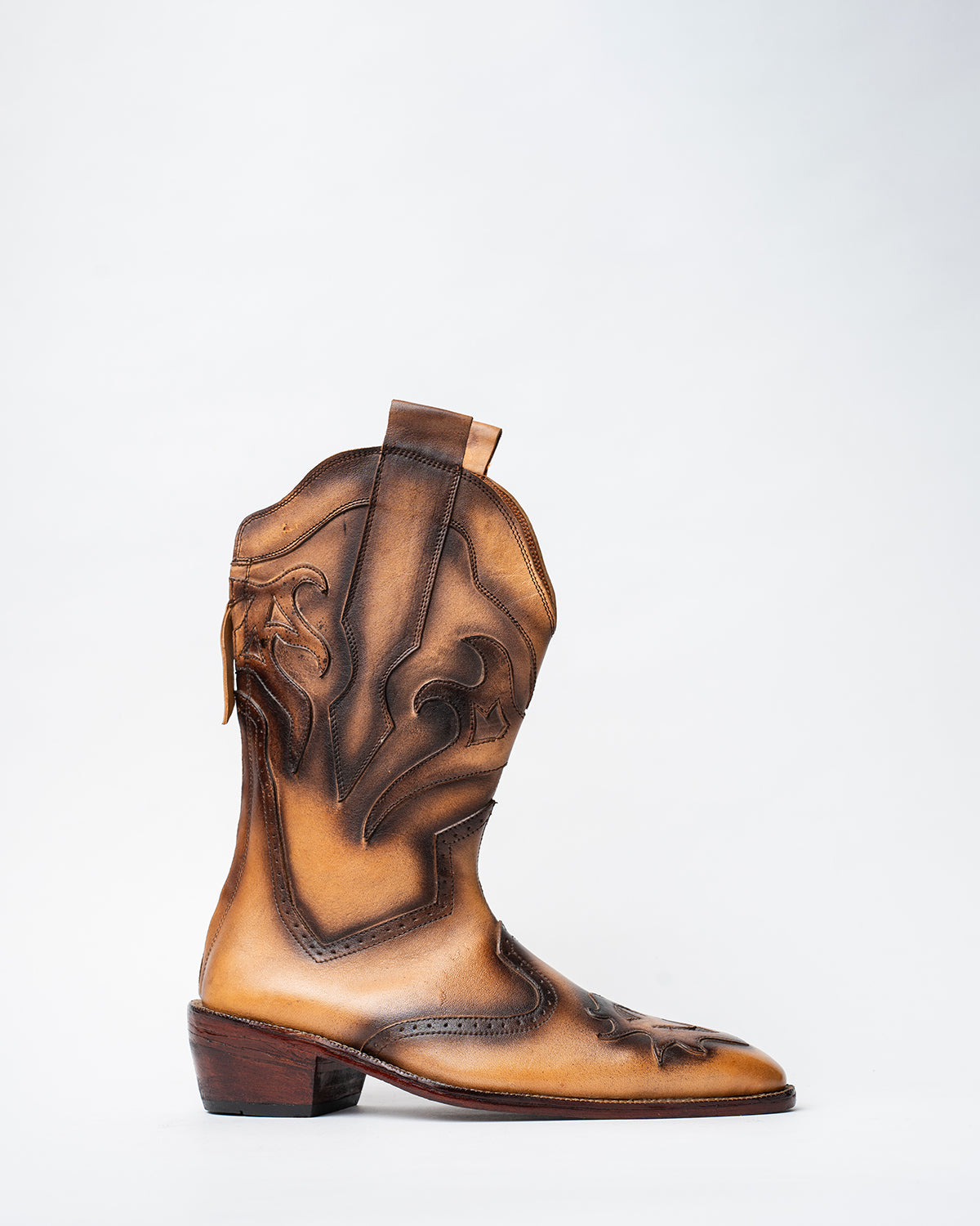 CLAF LENGHT COWBOY BOOTS WITH A SQUARE POINTED TOE AND TRAPEZOID HEEL, FEATURING A SIDE ZIP CLOSURE