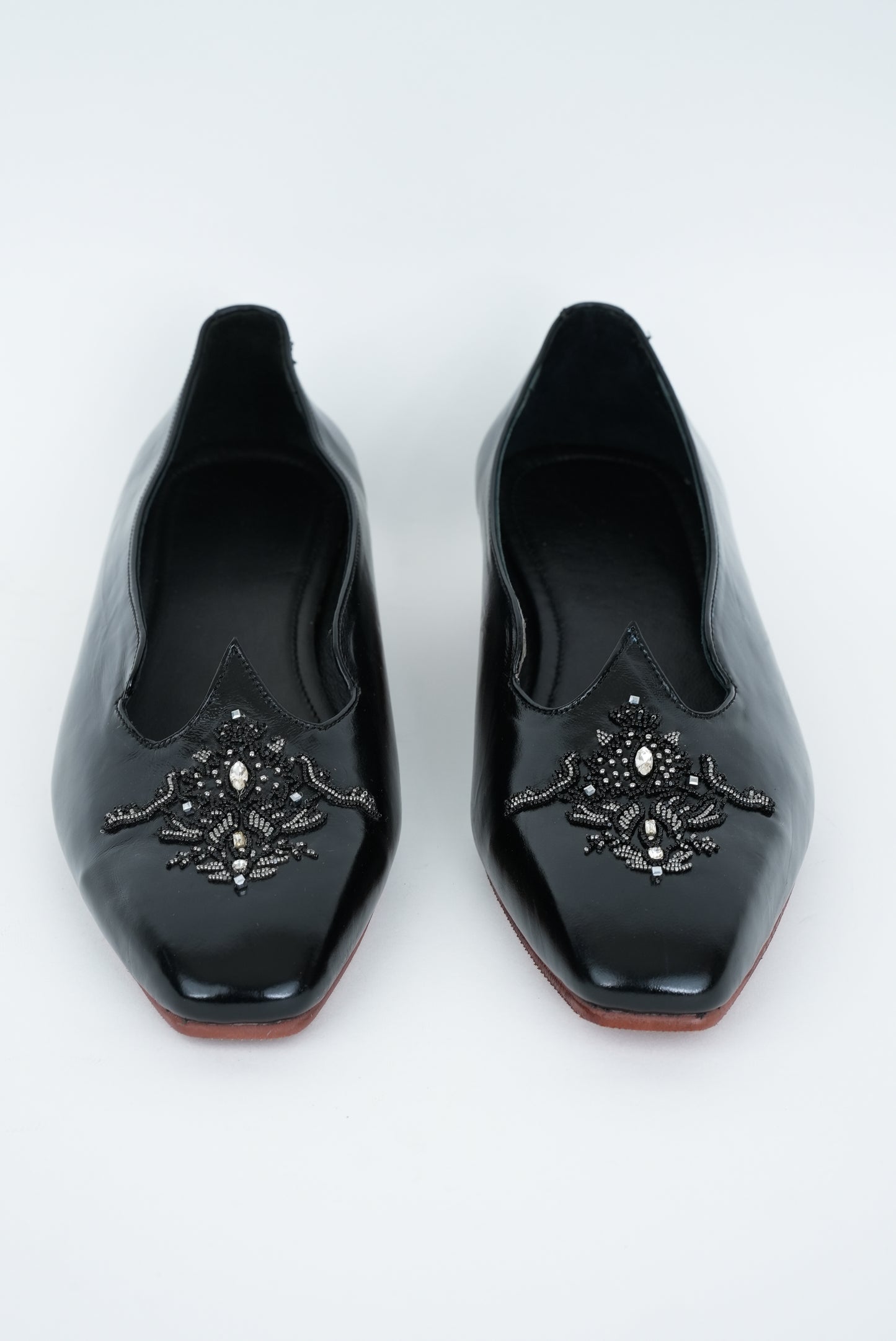 CLASSIC BLACK ON BLACK EMBRIODERY WITH SQUARE POINTED TOE JUTTI