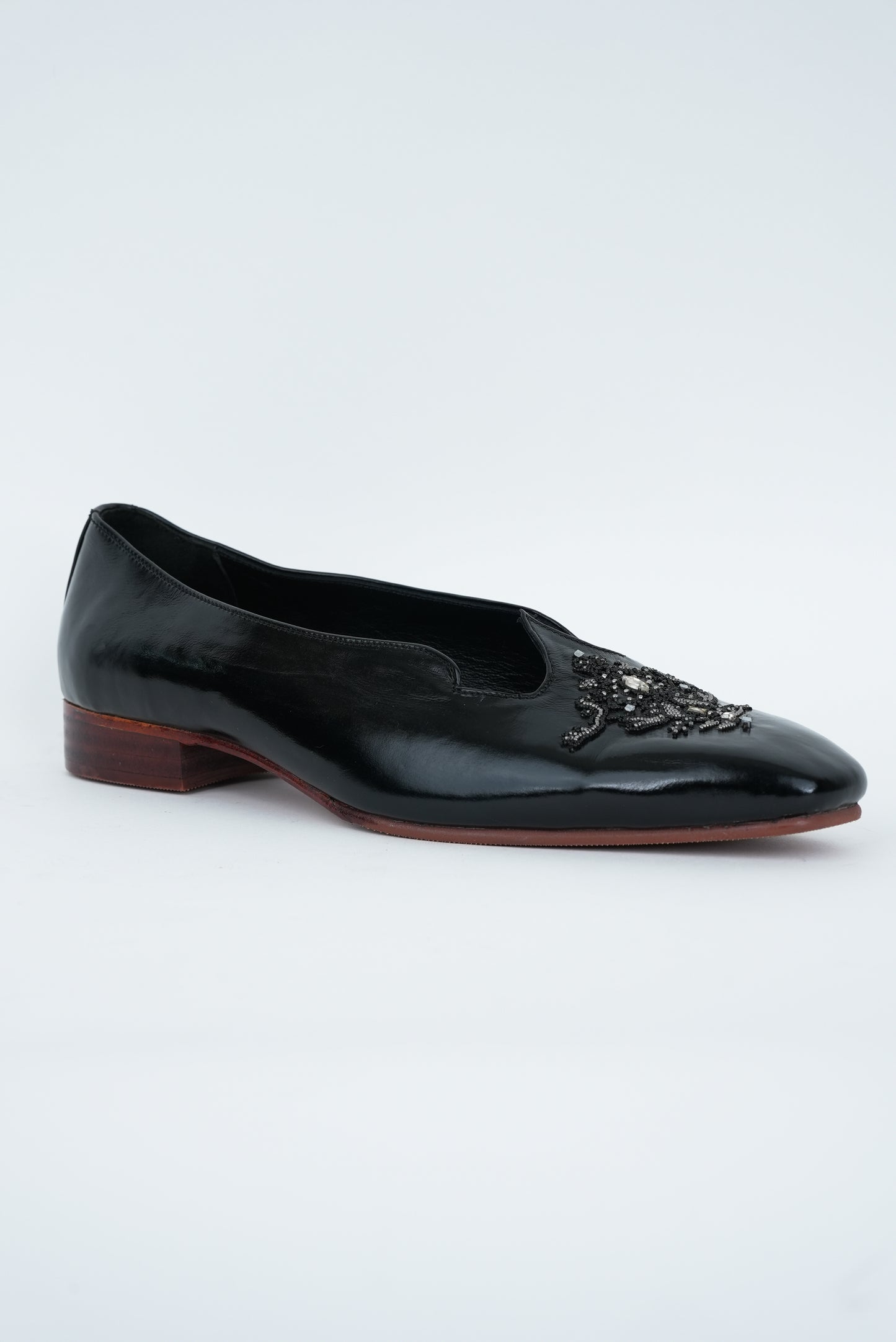 CLASSIC BLACK ON BLACK EMBRIODERY WITH SQUARE POINTED TOE JUTTI