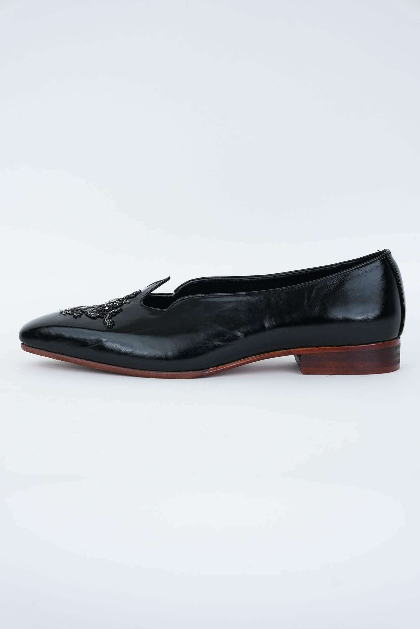 CLASSIC BLACK ON BLACK EMBRIODERY WITH SQUARE POINTED TOE JUTTI