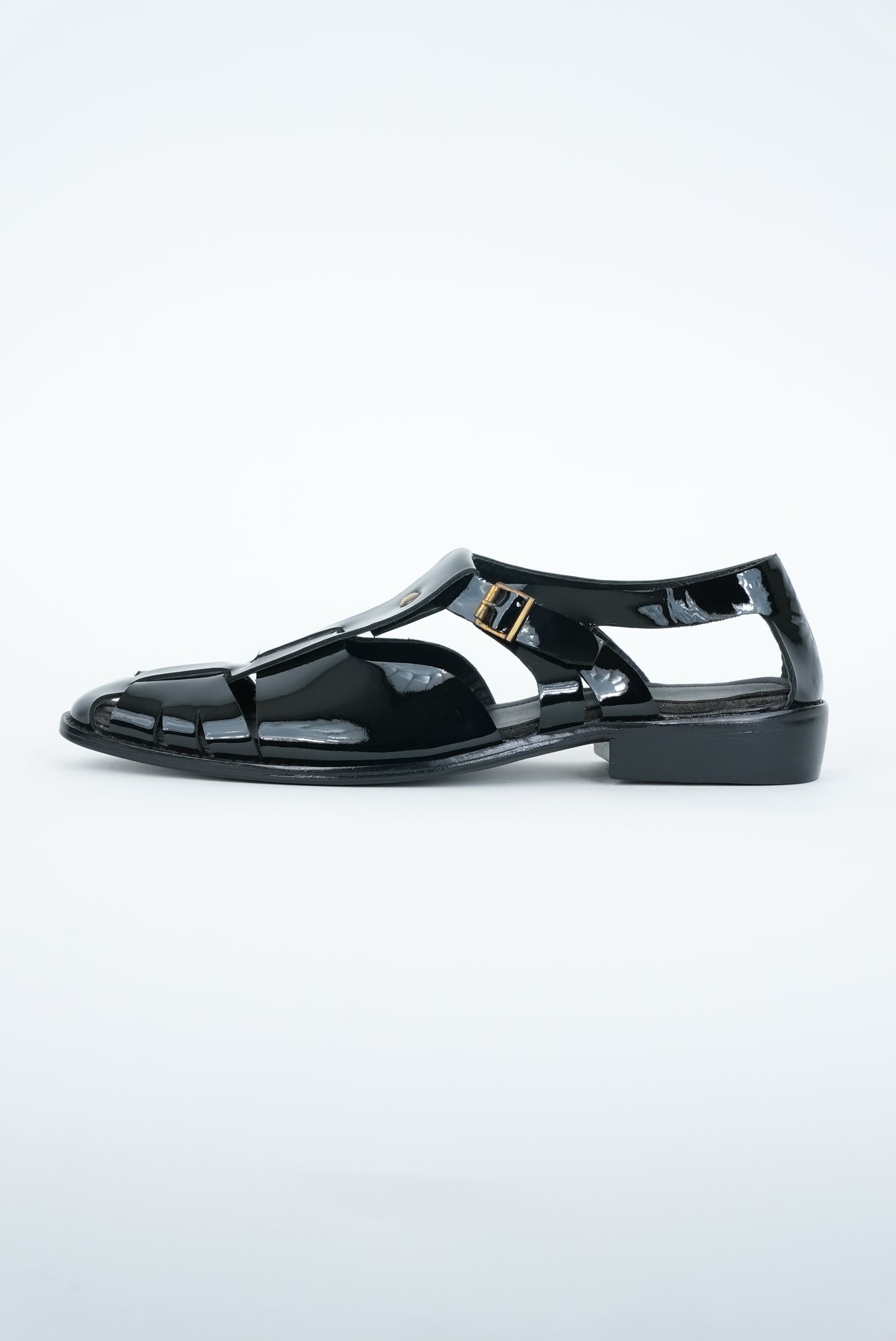 GLOSSY BLACK WITH BUCKLE CUT SANDAL