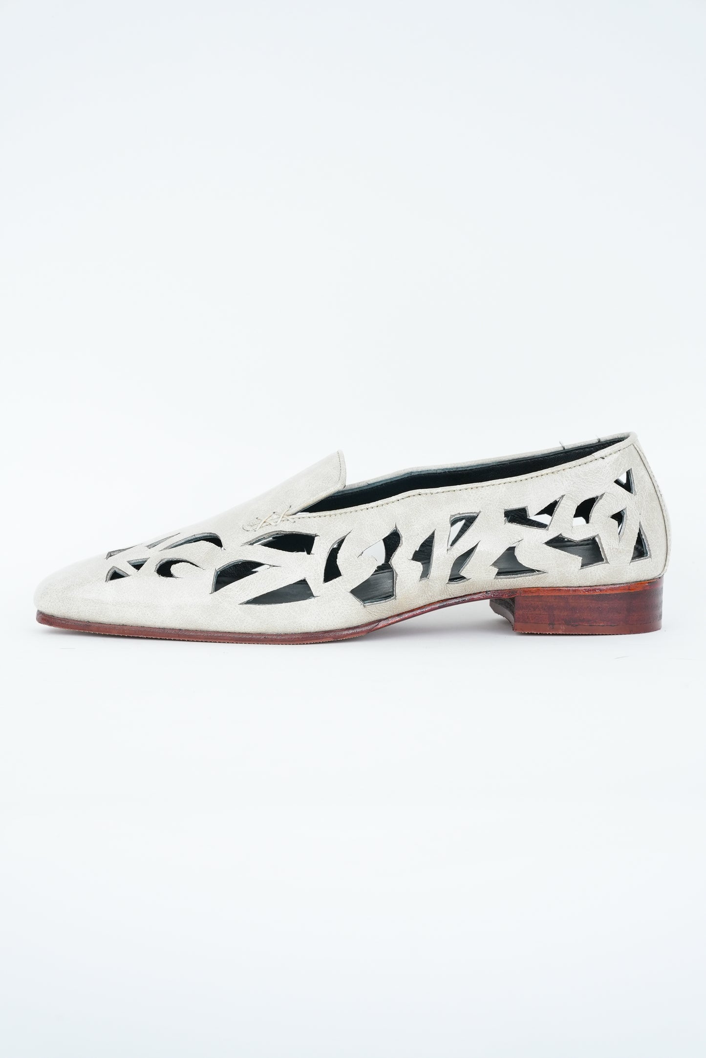 CLASSIC WHITE CUT JUTTI