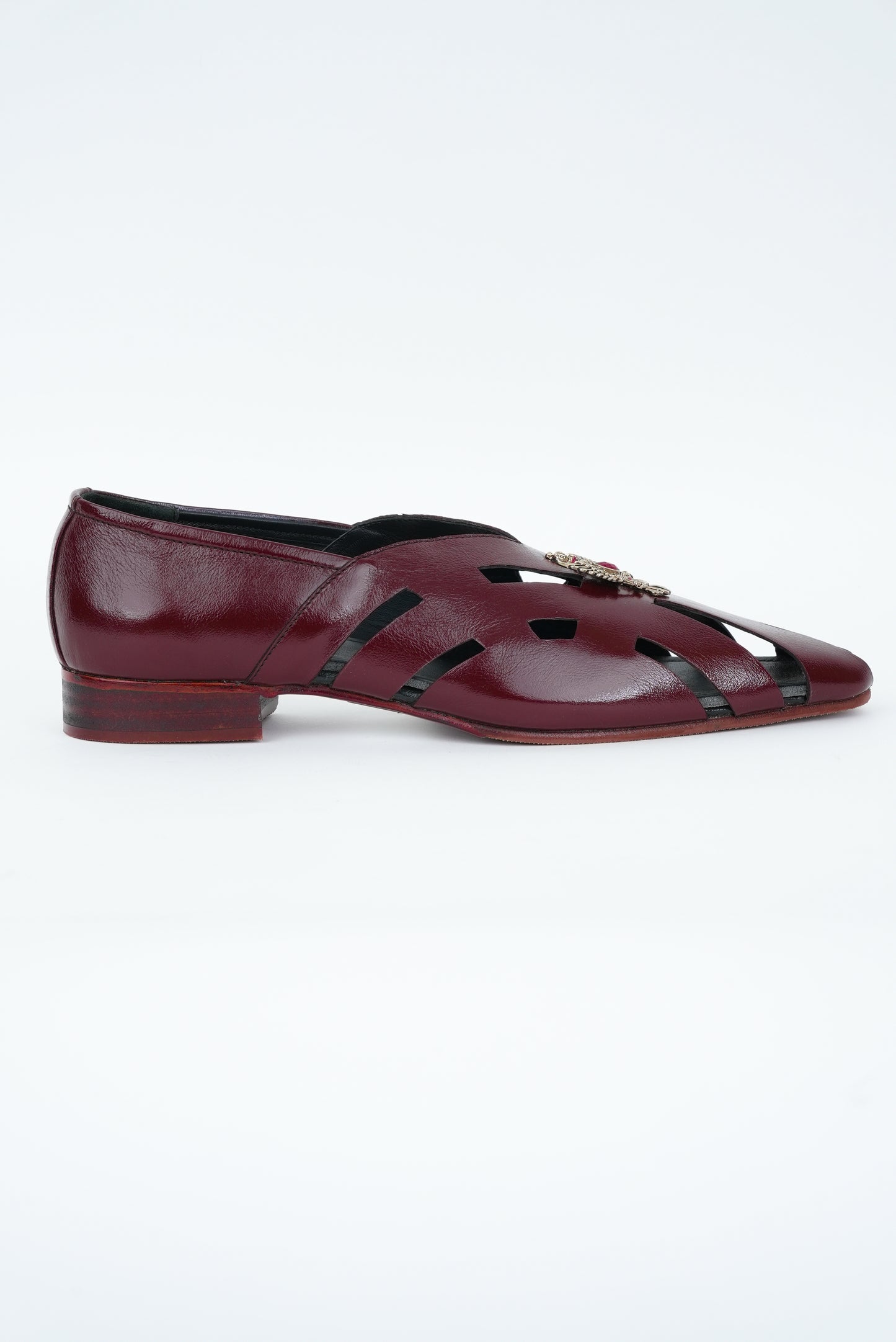 CLASSIC MAROON WITH GOLD STUD CUT JUTTI