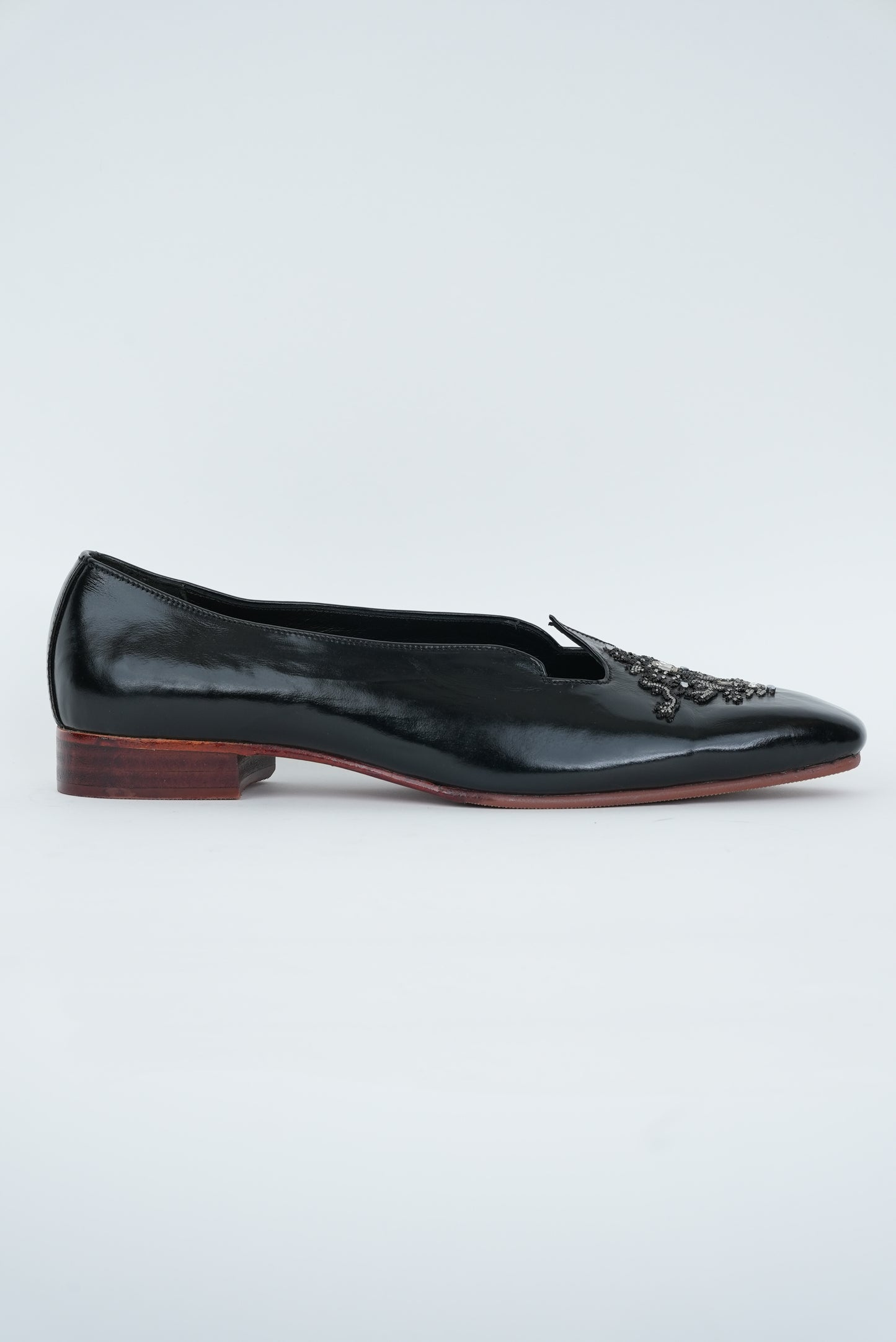 CLASSIC BLACK ON BLACK EMBRIODERY WITH SQUARE POINTED TOE JUTTI