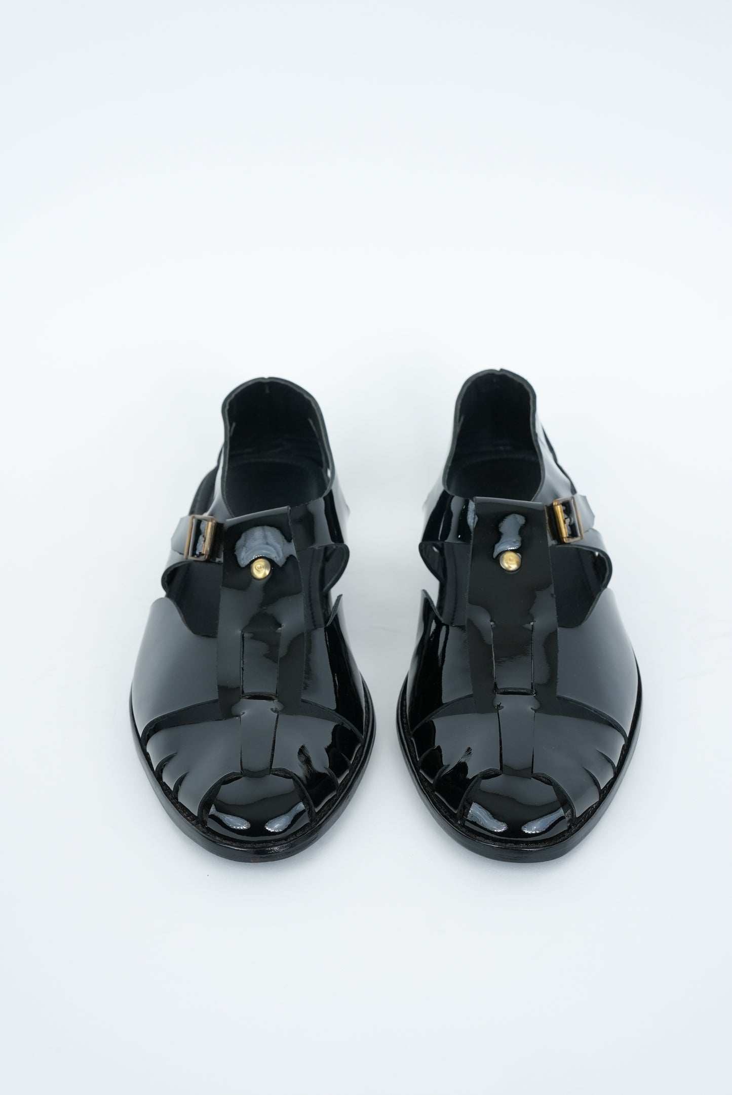 GLOSSY BLACK WITH BUCKLE CUT SANDAL