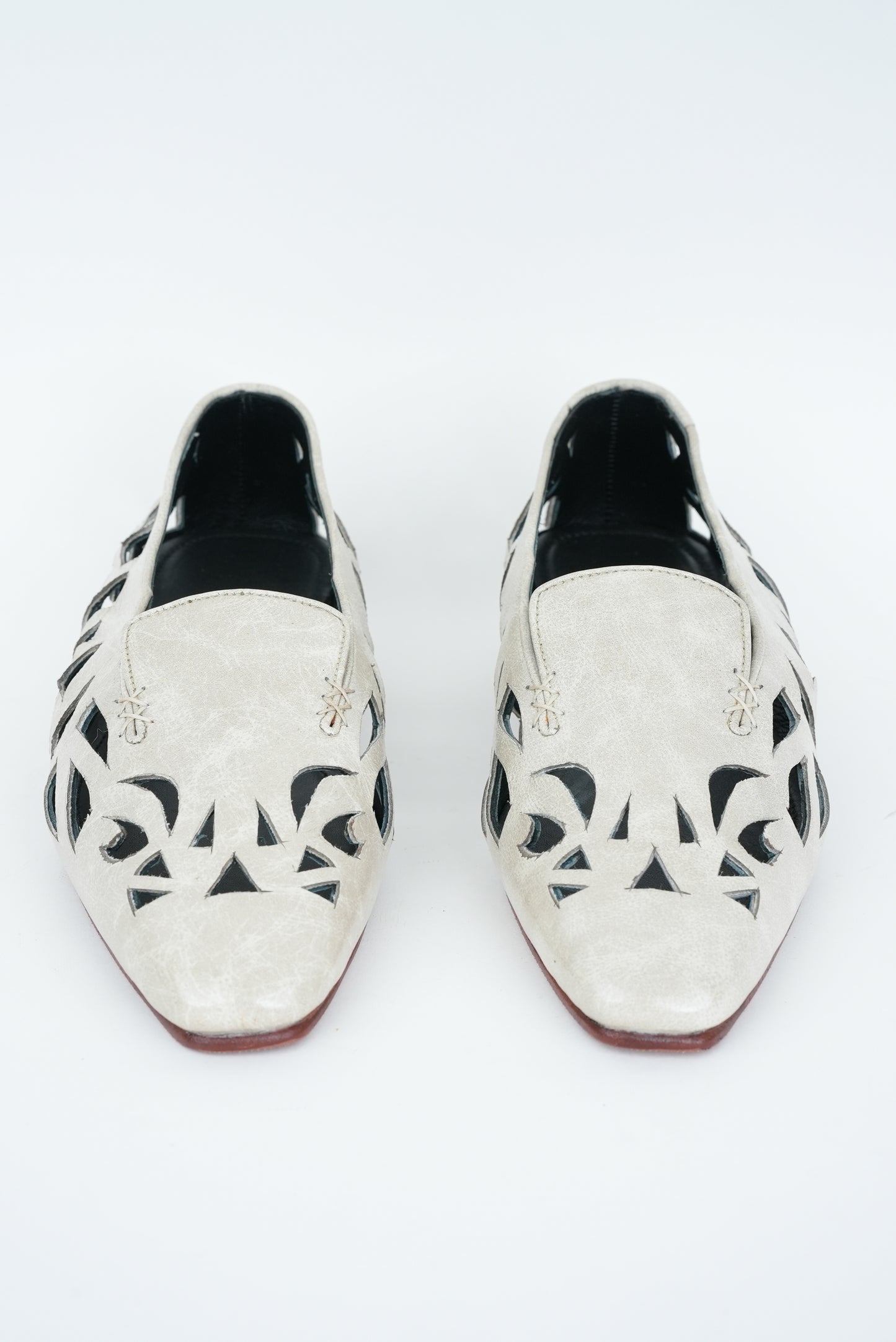 CLASSIC WHITE CUT JUTTI