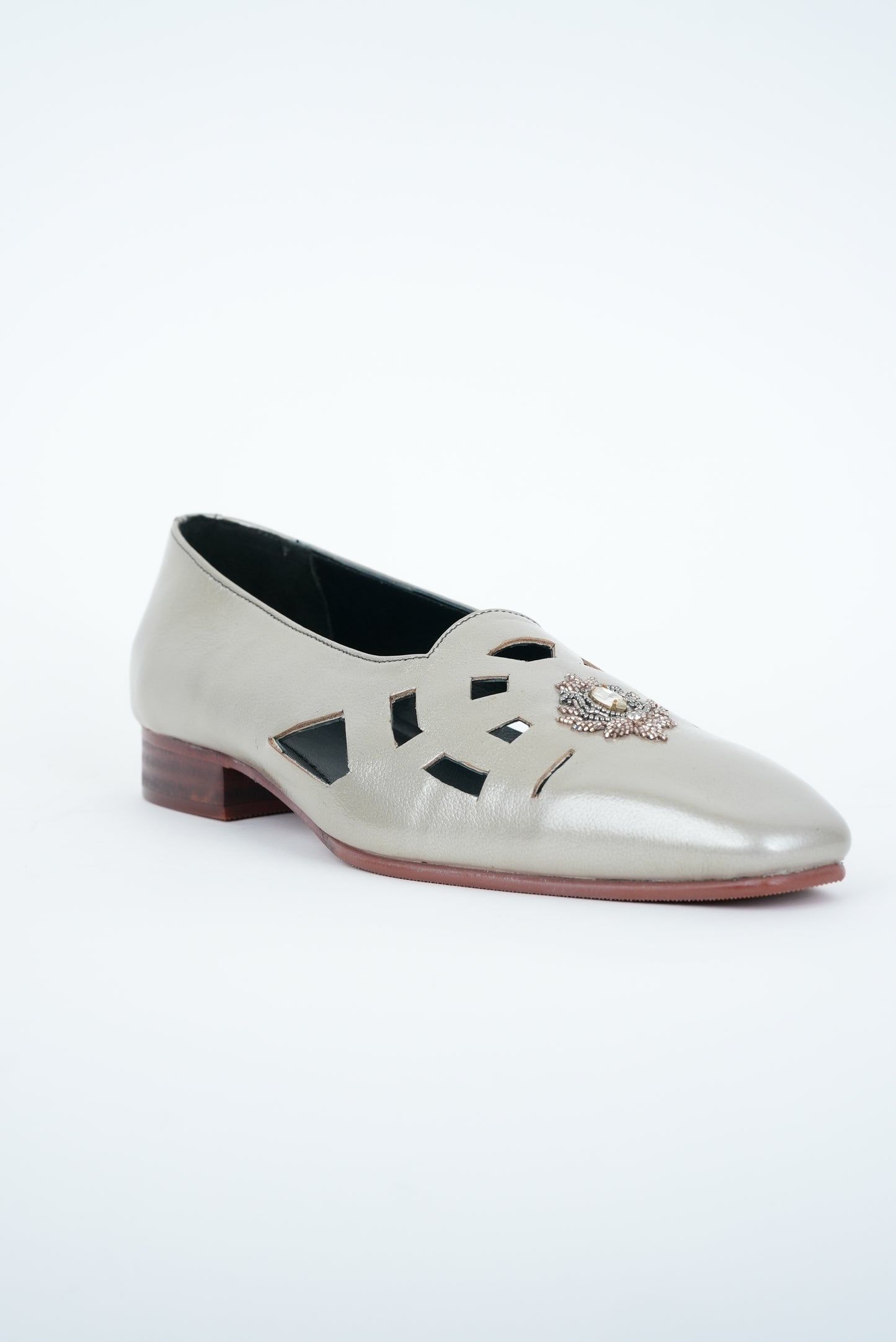 CLASSIC IVORY WITH HANDMADE EMBRIODERY CUT JUTTI