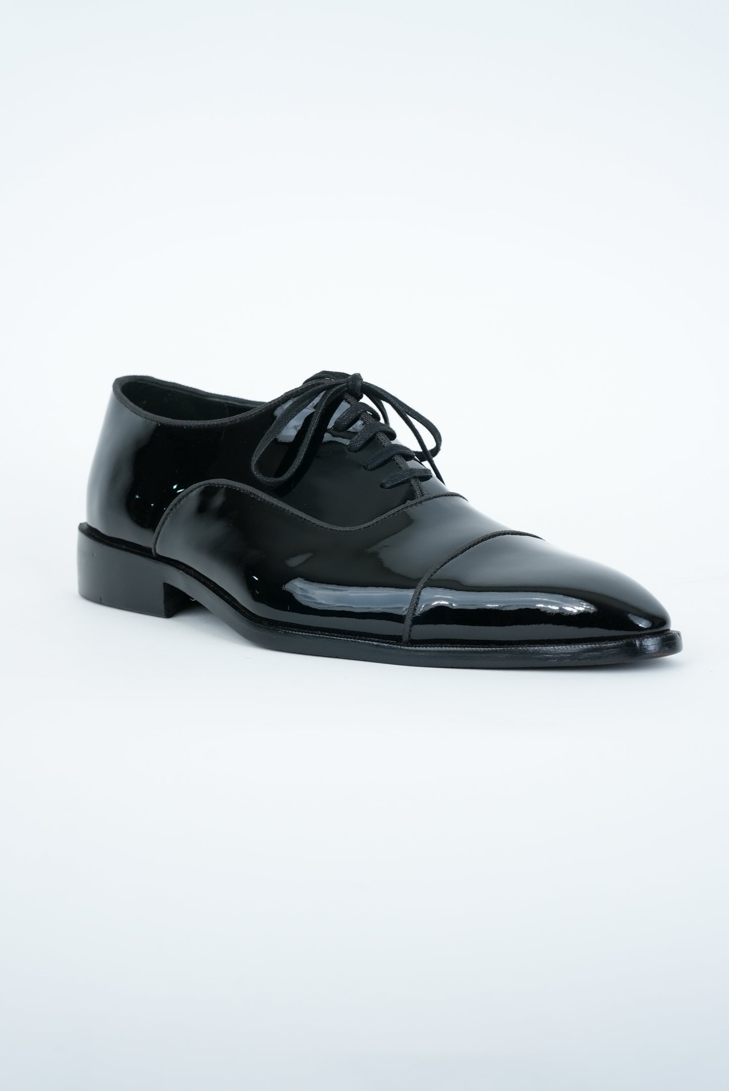 BLACK LACED WHOLECUT  SHOES WITH A  POINTED TOE  AND STACKED HEEL