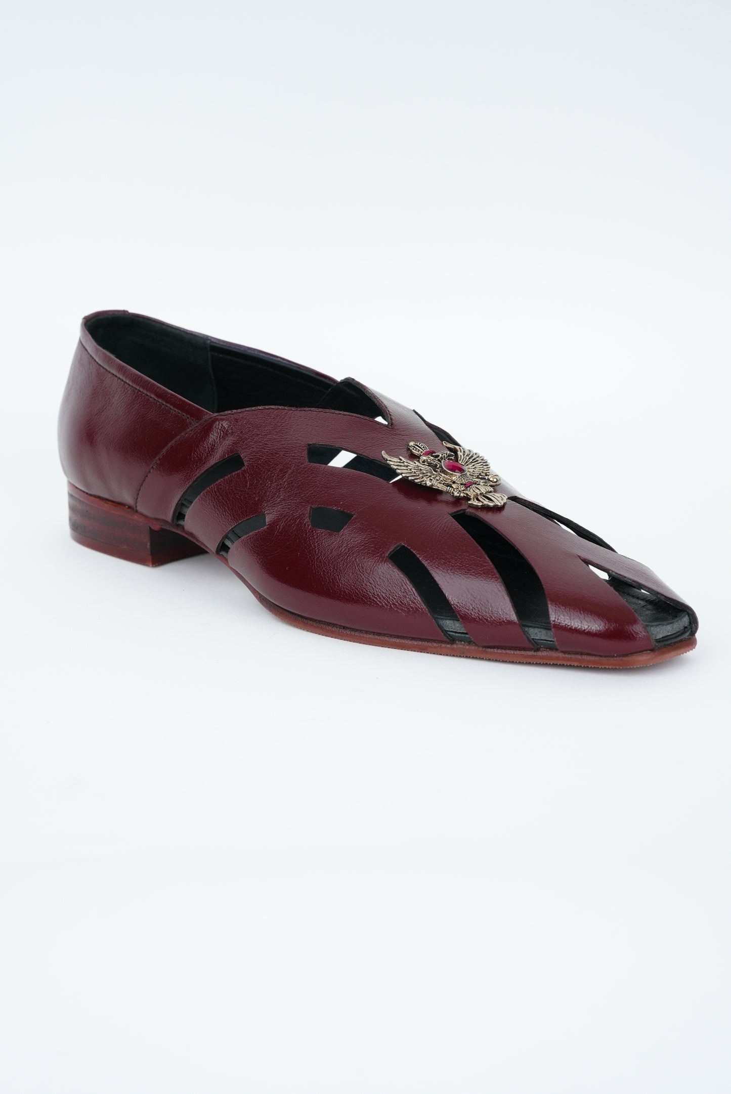 CLASSIC MAROON WITH GOLD STUD CUT JUTTI