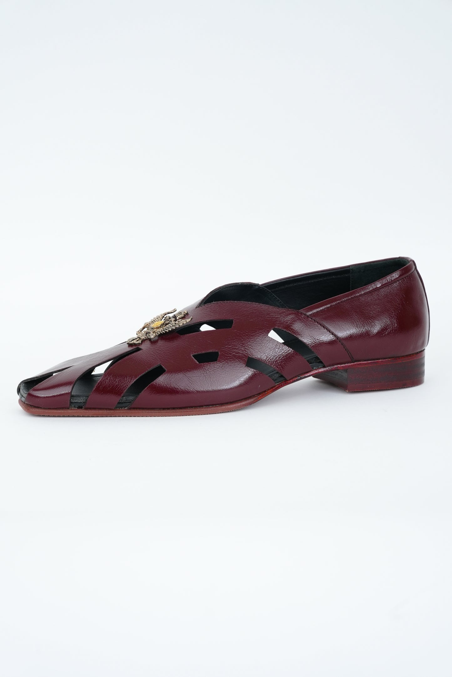 CLASSIC MAROON WITH GOLD STUD CUT JUTTI