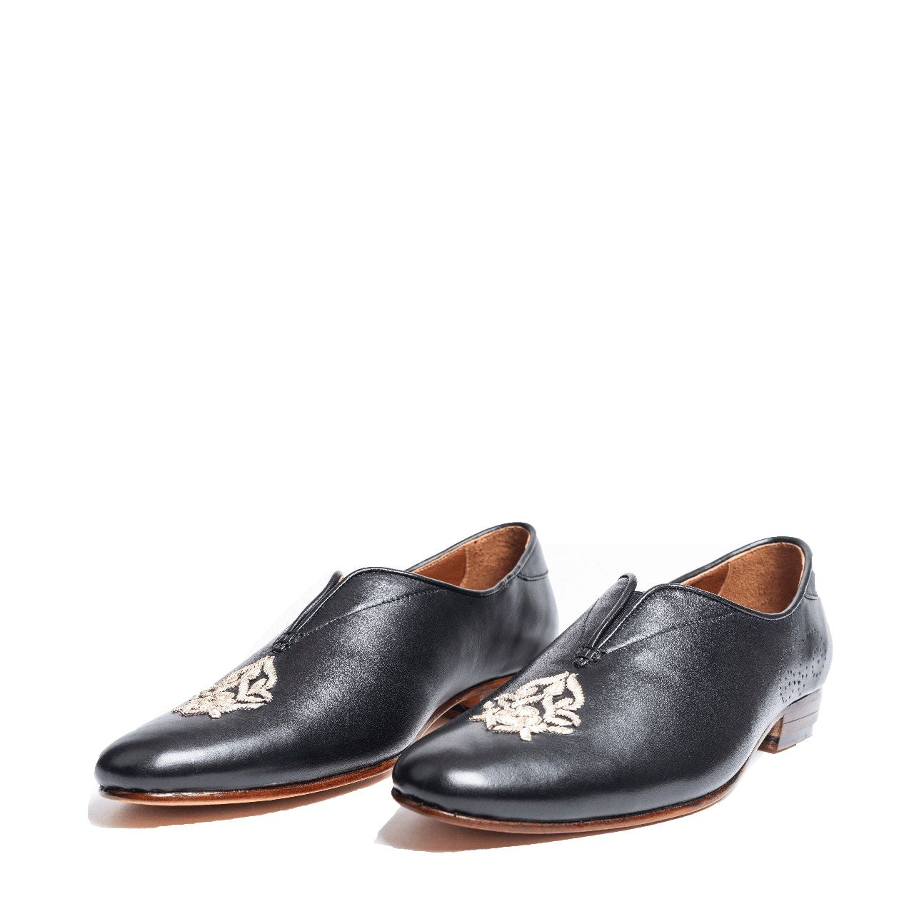 BLACK LEATHER EMBROIDERED JUTTI