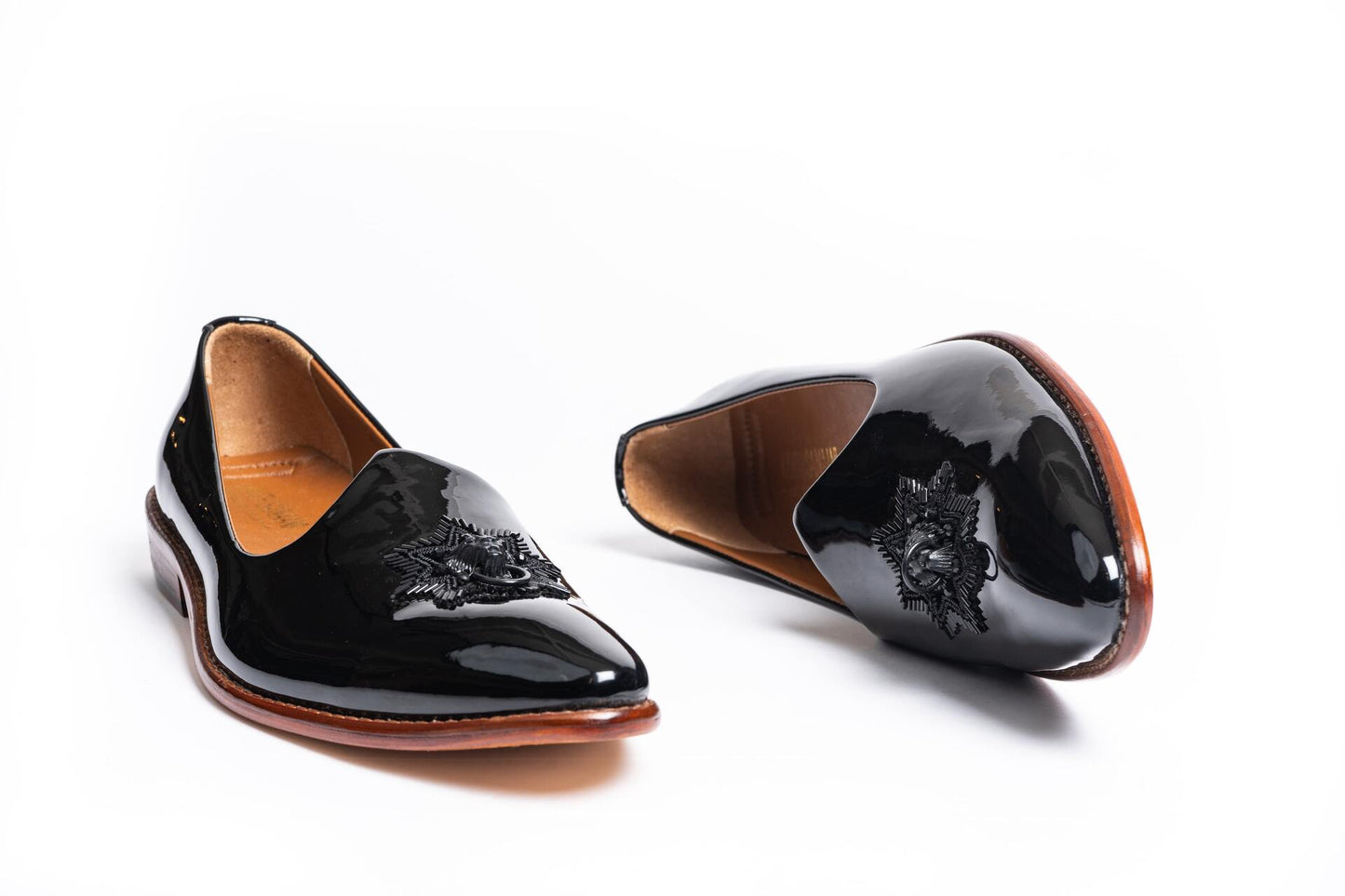 PATENT LEATHER EMBROIDERED JUTTI