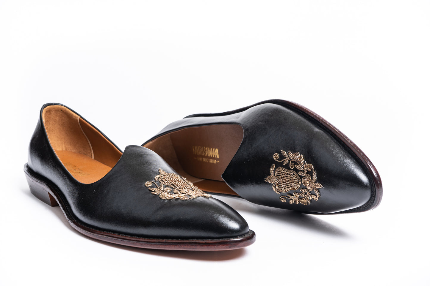 BLACK LEATHER EMBROIDERED JUTTI