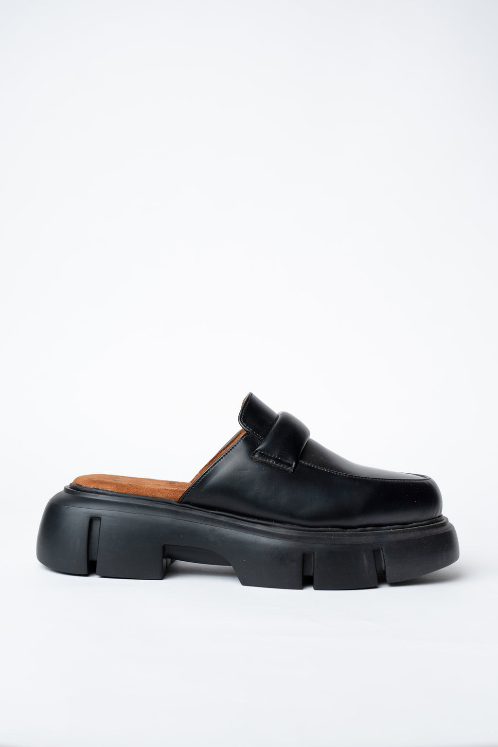 SHOES WITH A ROUNDED TOE AND CHUNKY SOLE