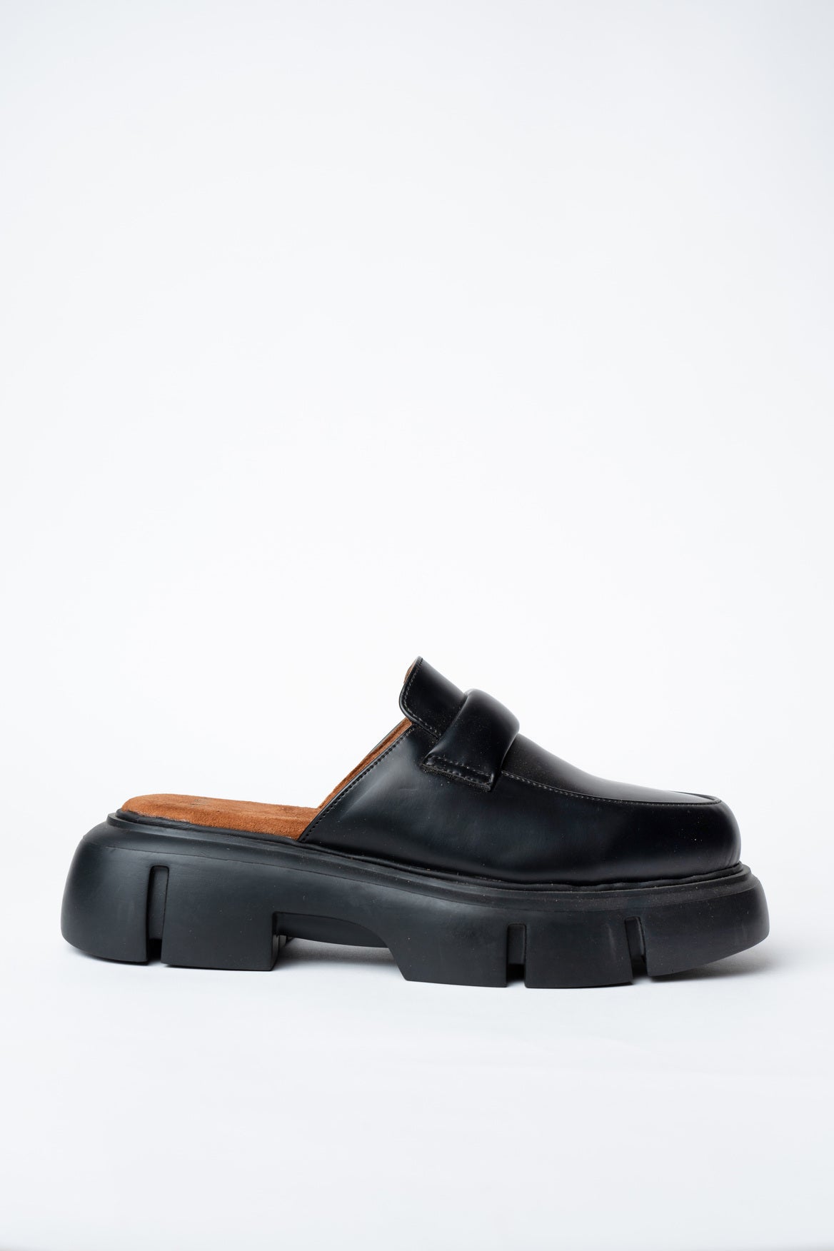 SHOES WITH A ROUNDED TOE AND CHUNKY SOLE
