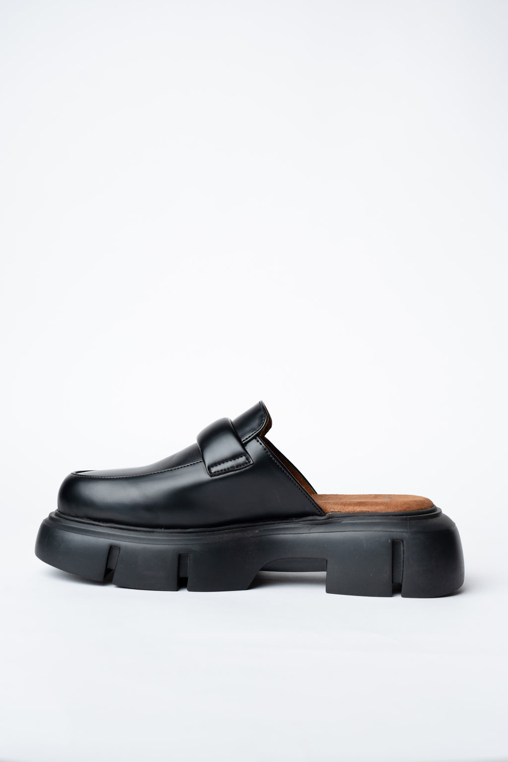 SHOES WITH A ROUNDED TOE AND CHUNKY SOLE