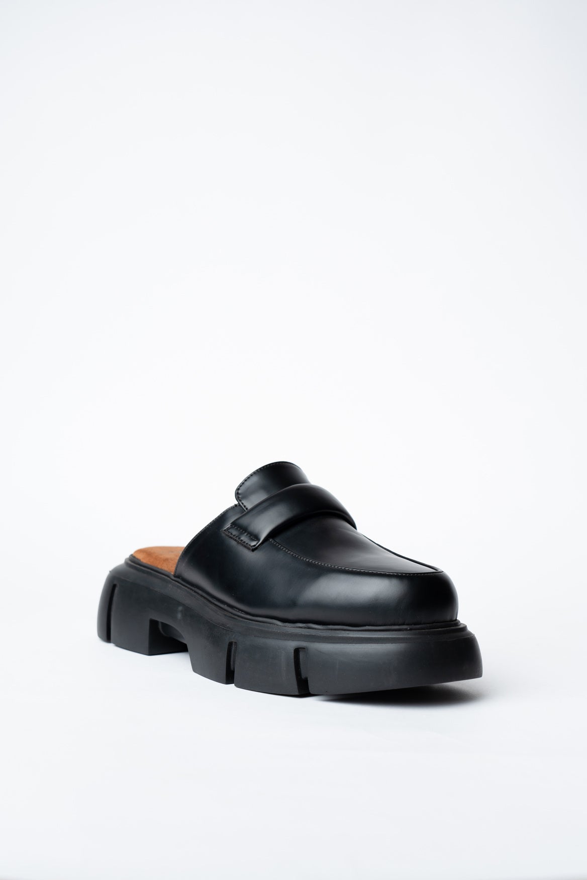 SHOES WITH A ROUNDED TOE AND CHUNKY SOLE