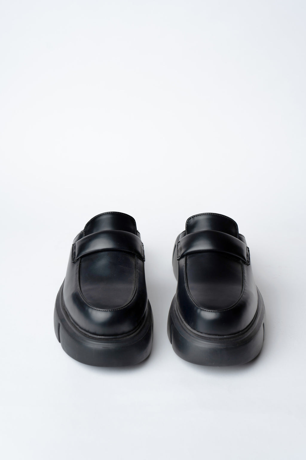 SHOES WITH A ROUNDED TOE AND CHUNKY SOLE