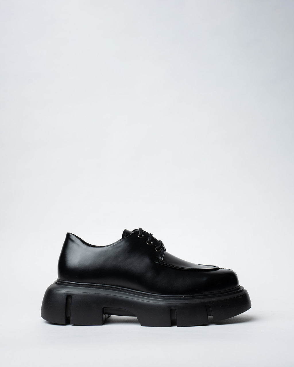 LACED DERBY SHOES WITH A ROUNDED TOE AND CHUNKY SOLE