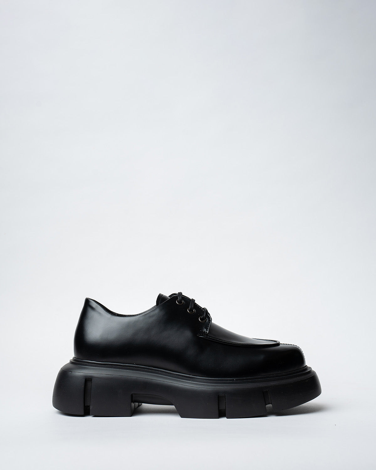 LACED DERBY SHOES WITH A ROUNDED TOE AND CHUNKY SOLE