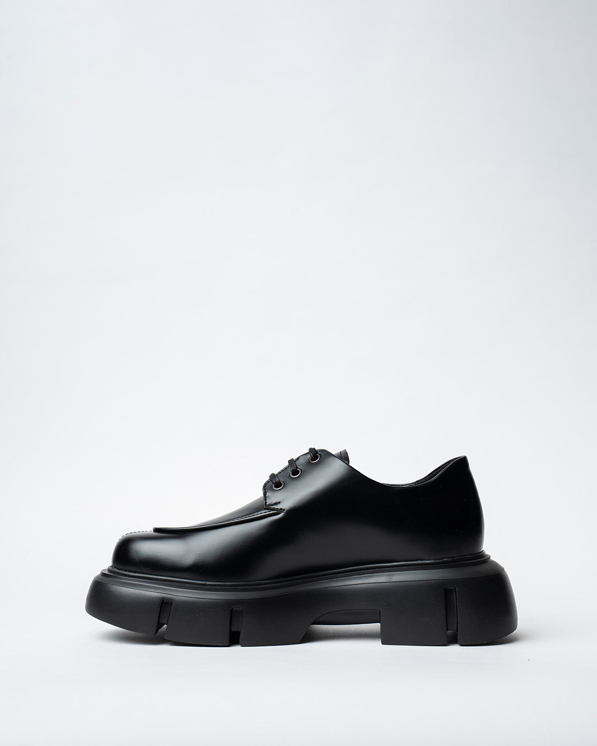 LACED DERBY SHOES WITH A ROUNDED TOE AND CHUNKY SOLE