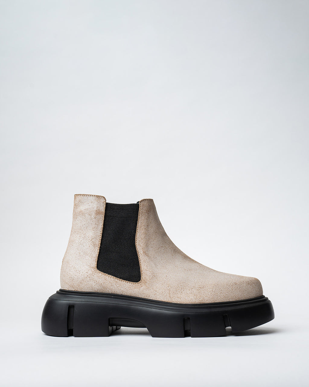 CHELSEA BOOTS WITH A ROUNDED TOE AND CHUNKY SOLE