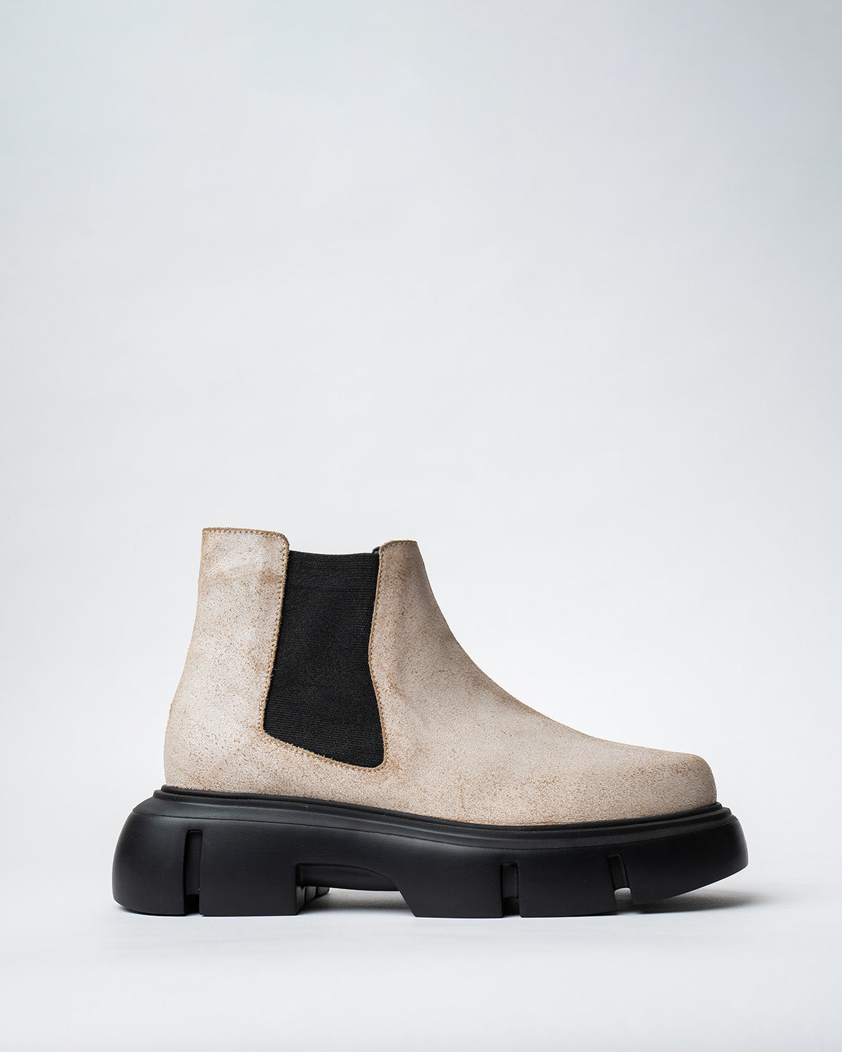 CHELSEA BOOTS WITH A ROUNDED TOE AND CHUNKY SOLE.