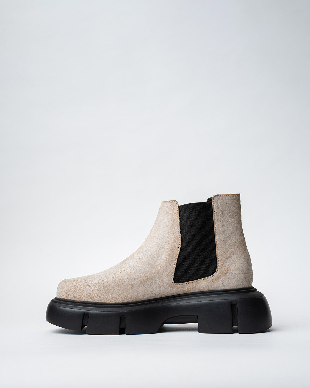 CHELSEA BOOTS WITH A ROUNDED TOE AND CHUNKY SOLE