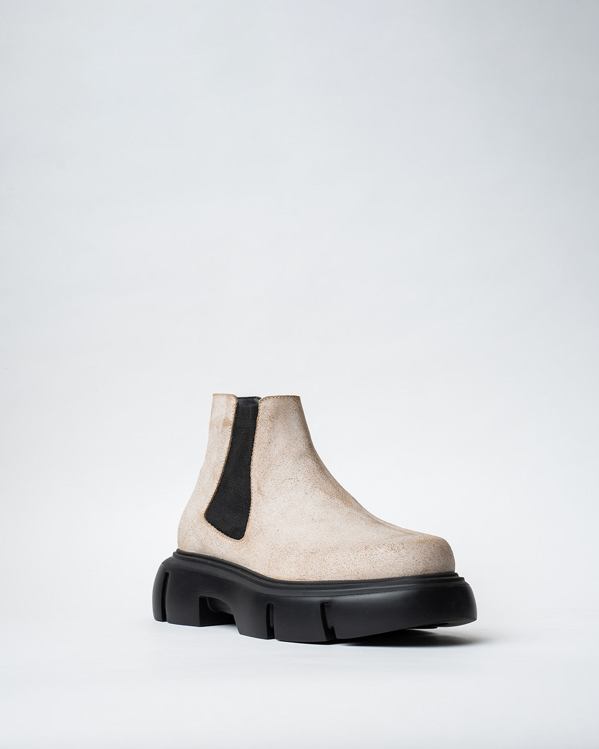 CHELSEA BOOTS WITH A ROUNDED TOE AND CHUNKY SOLE