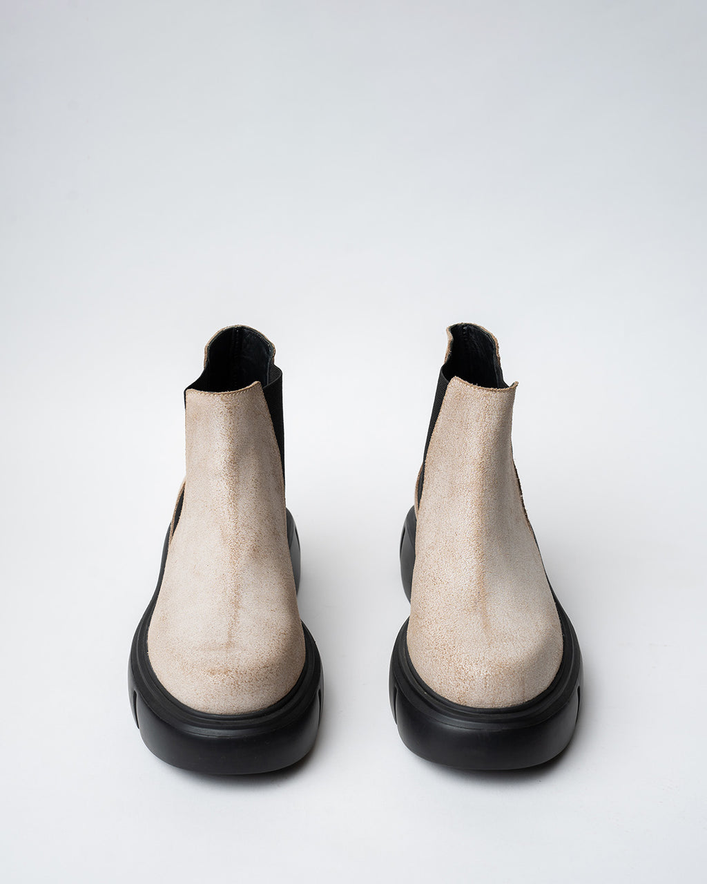 CHELSEA BOOTS WITH A ROUNDED TOE AND CHUNKY SOLE