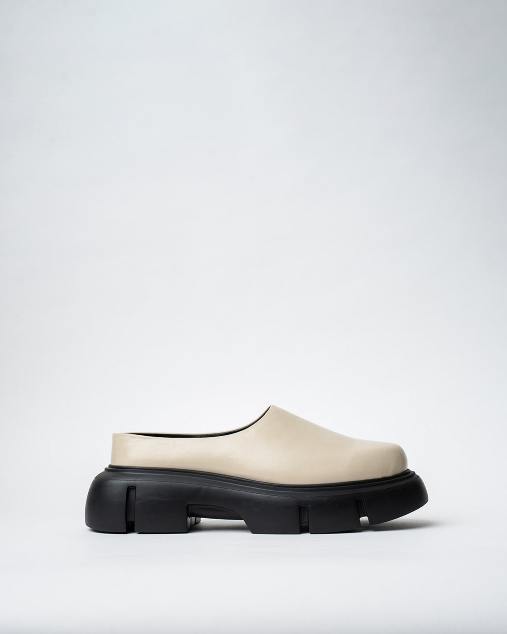 CHUNKY SLIDDERS WITH A ROUNDED TOE AND CHUNKY SOLE