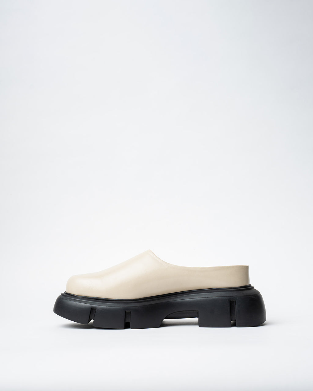 CHUNKY SLIDDERS WITH A ROUNDED TOE AND CHUNKY SOLE