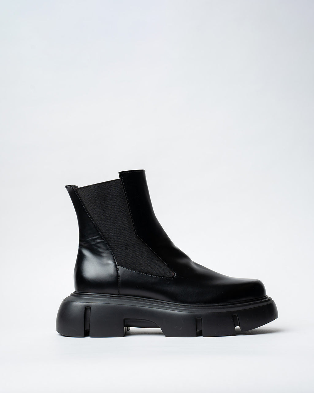 BLACK BOOTS WITH A ROUNDED TOE AND CHUNKY SOLE