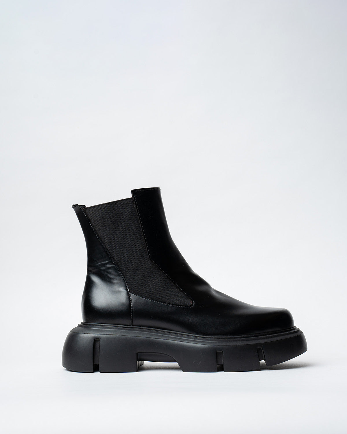 BLACK BOOTSWITH A ROUNDED TOE AND CHUNKY SOLE