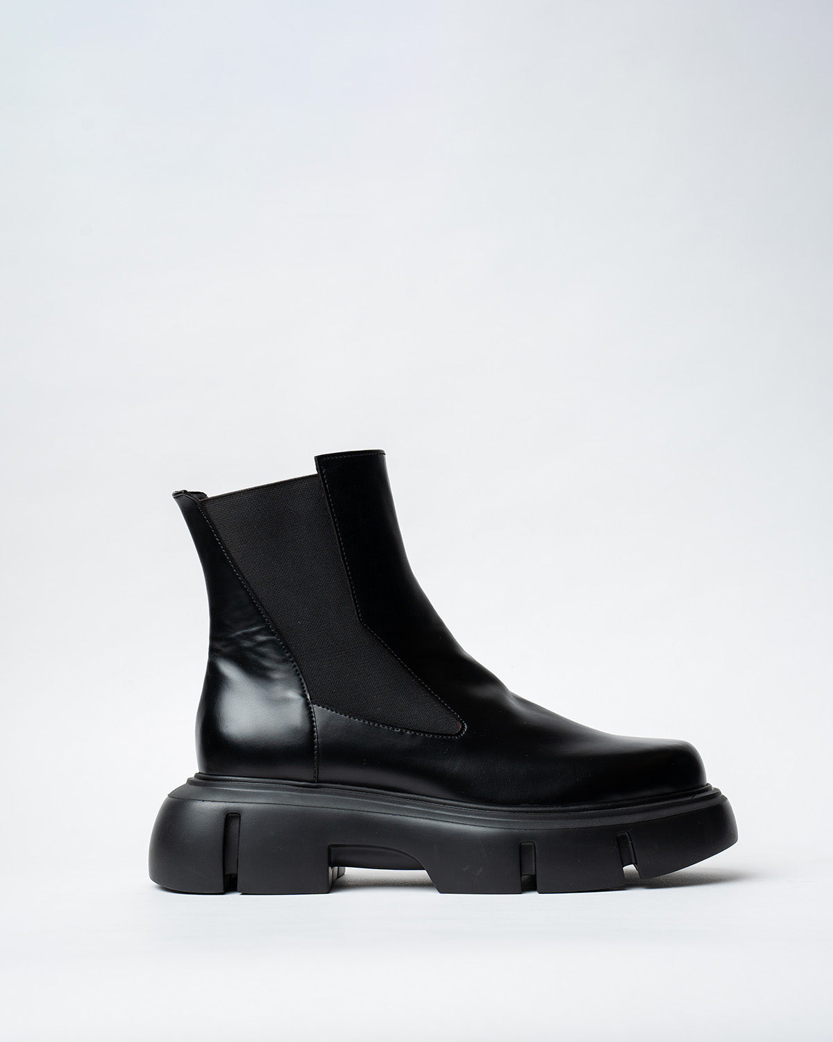 BLACK BOOTS WITH A ROUNDED TOE AND CHUNKY SOLE
