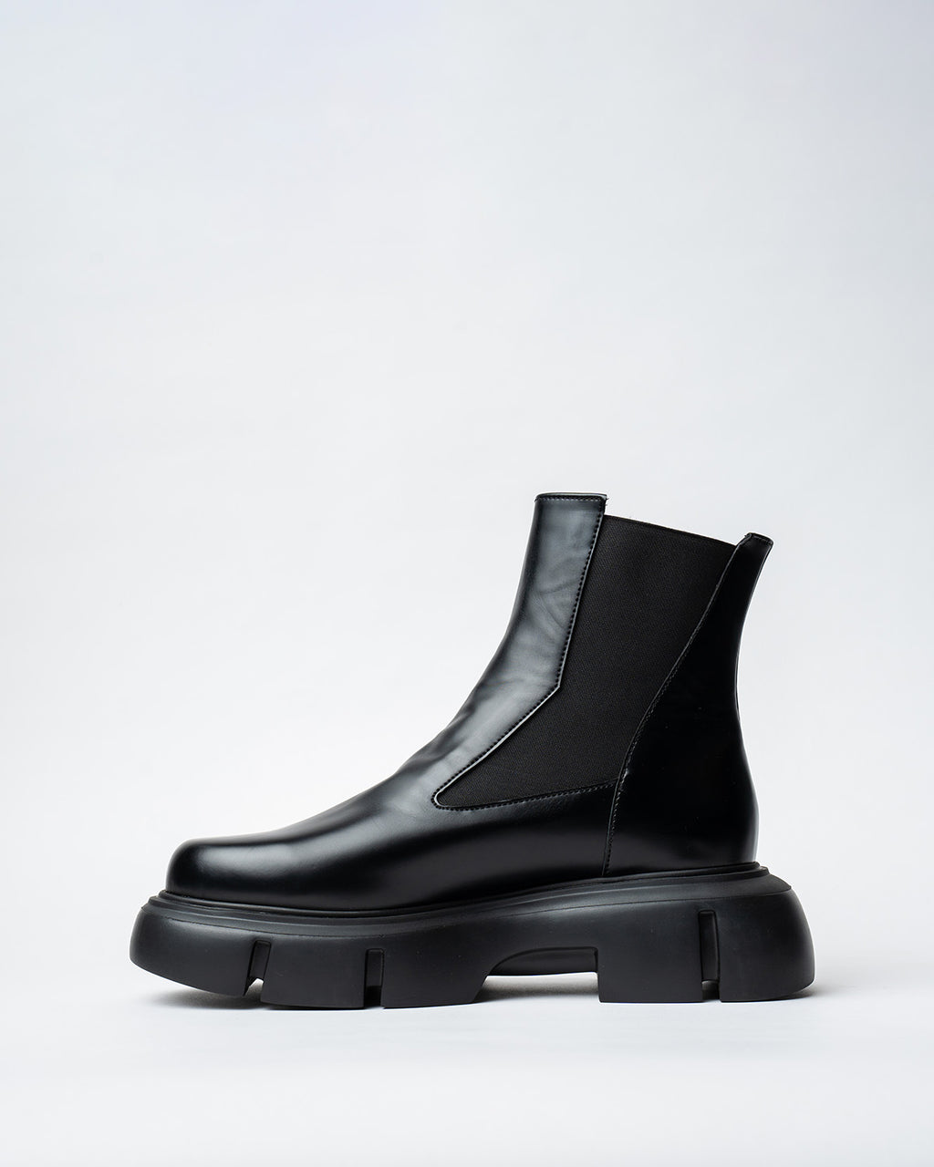 BLACK BOOTS WITH A ROUNDED TOE AND CHUNKY SOLE