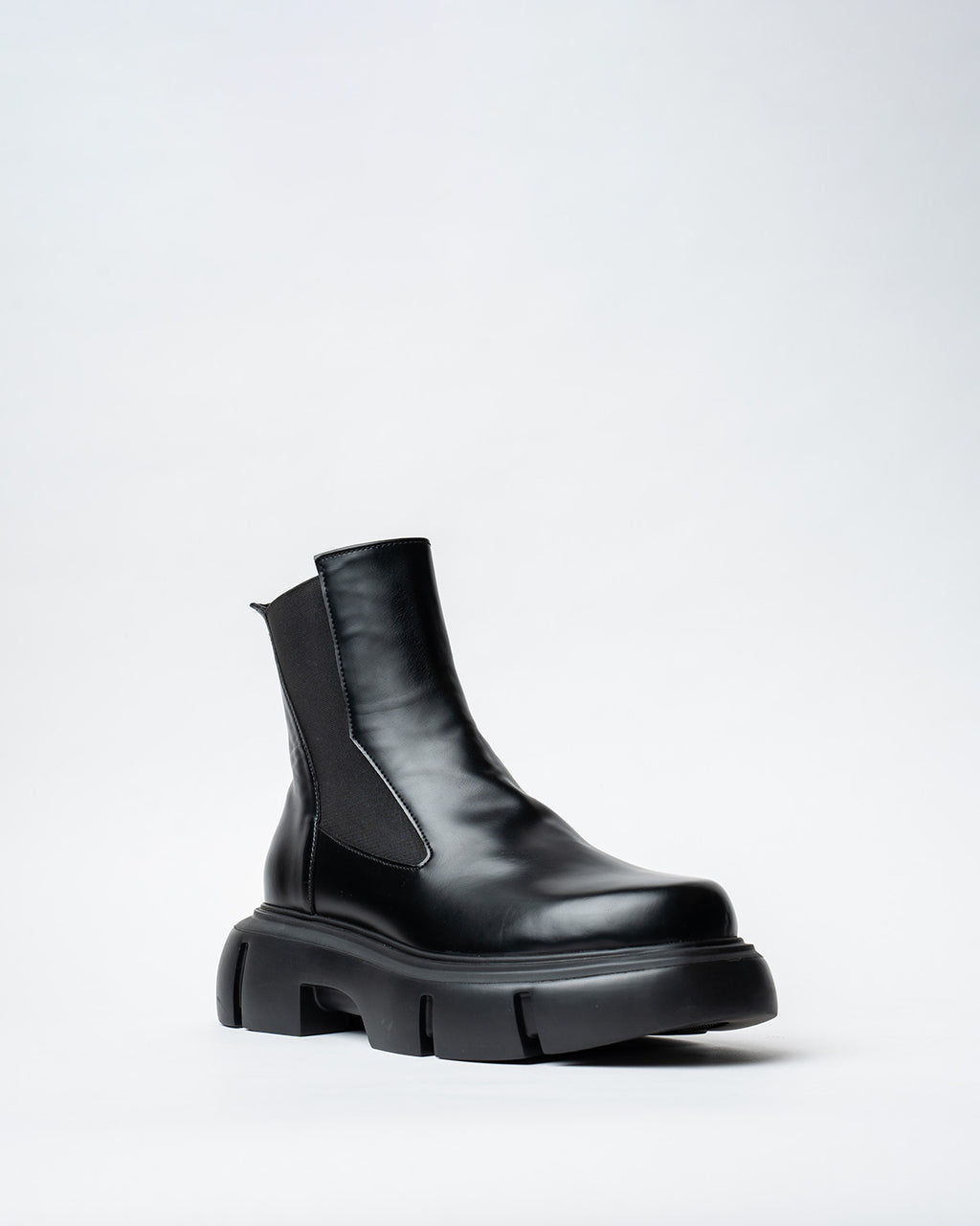 BLACK BOOTS WITH A ROUNDED TOE AND CHUNKY SOLE