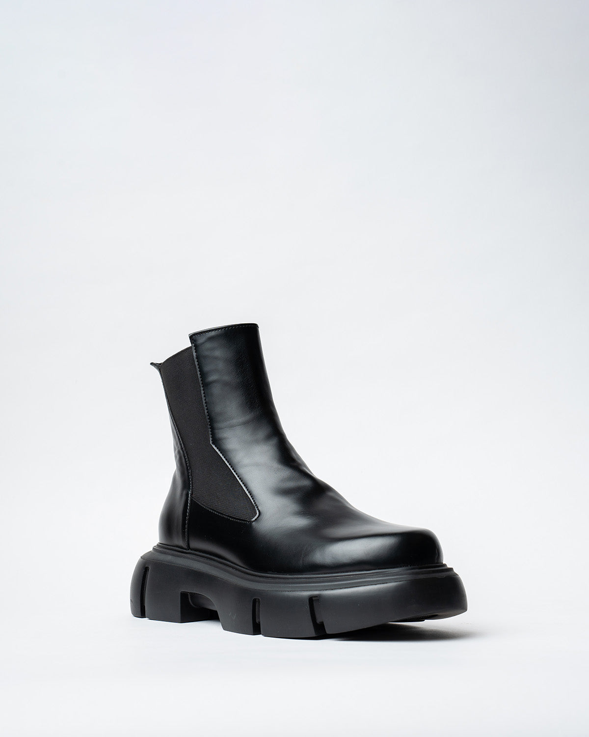 BLACK BOOTS WITH A ROUNDED TOE AND CHUNKY SOLE