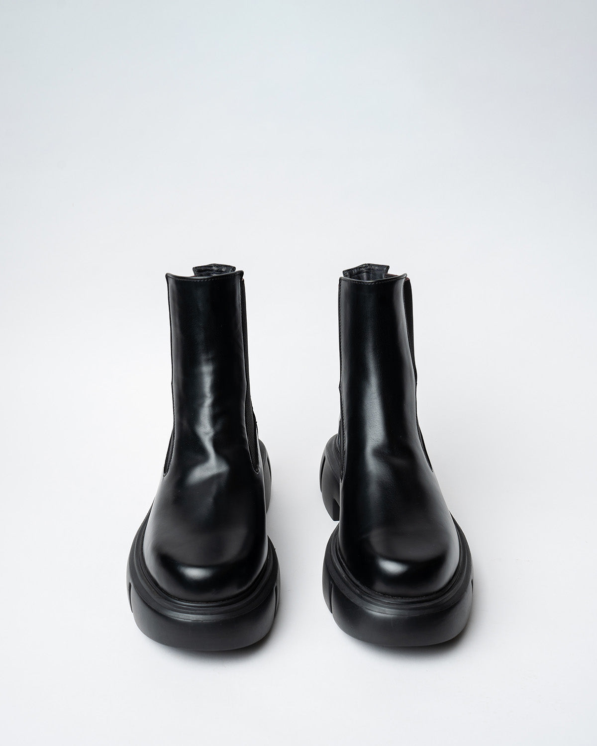 BLACK BOOTS WITH A ROUNDED TOE AND CHUNKY SOLE