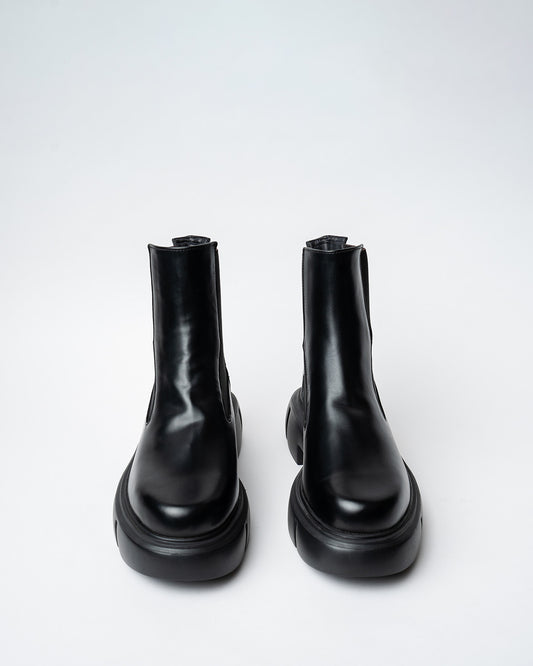 BLACK BOOTSWITH A ROUNDED TOE AND CHUNKY SOLE