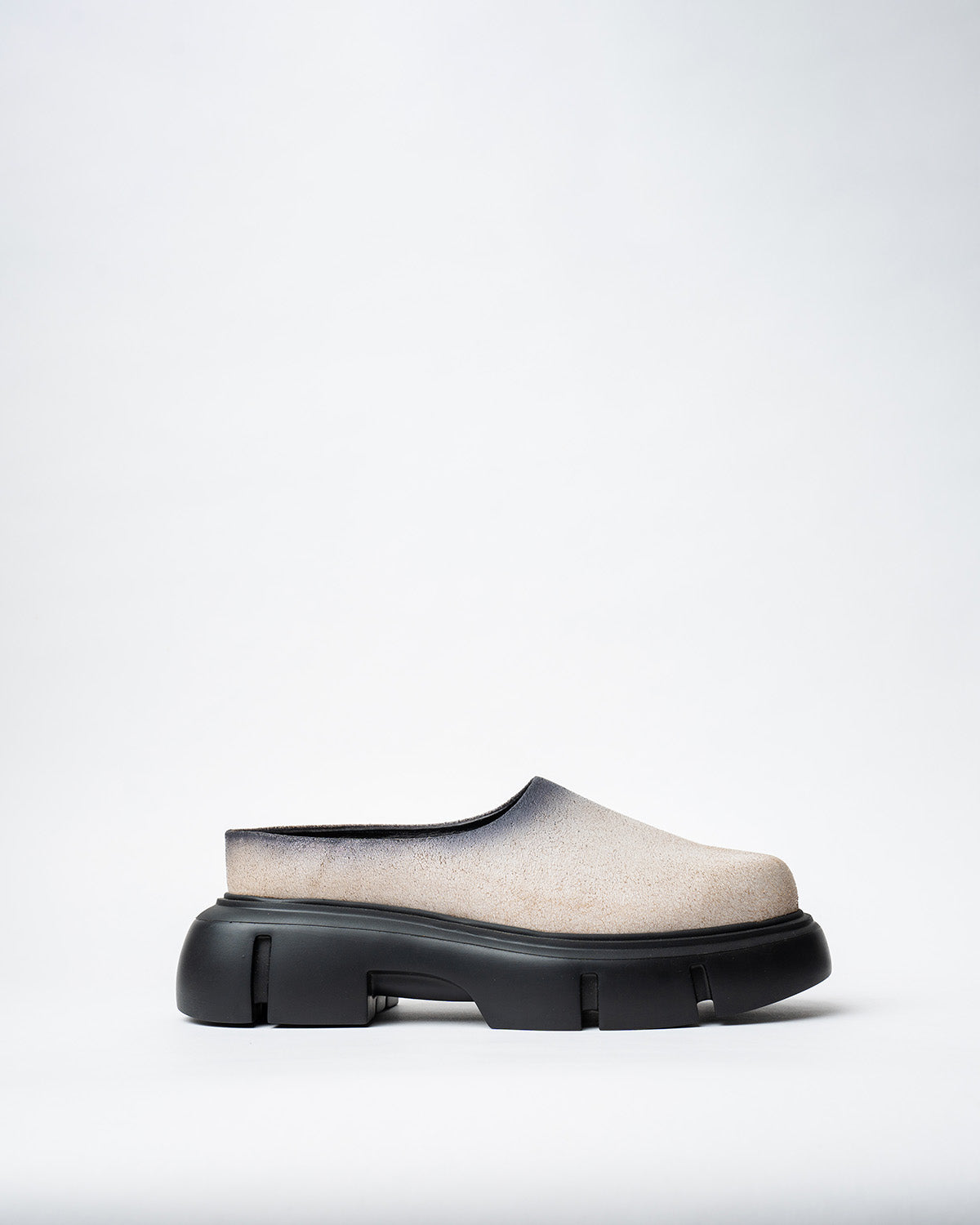SLIDDERS WITH A ROUNDED TOE AND CHUNKY SOLE