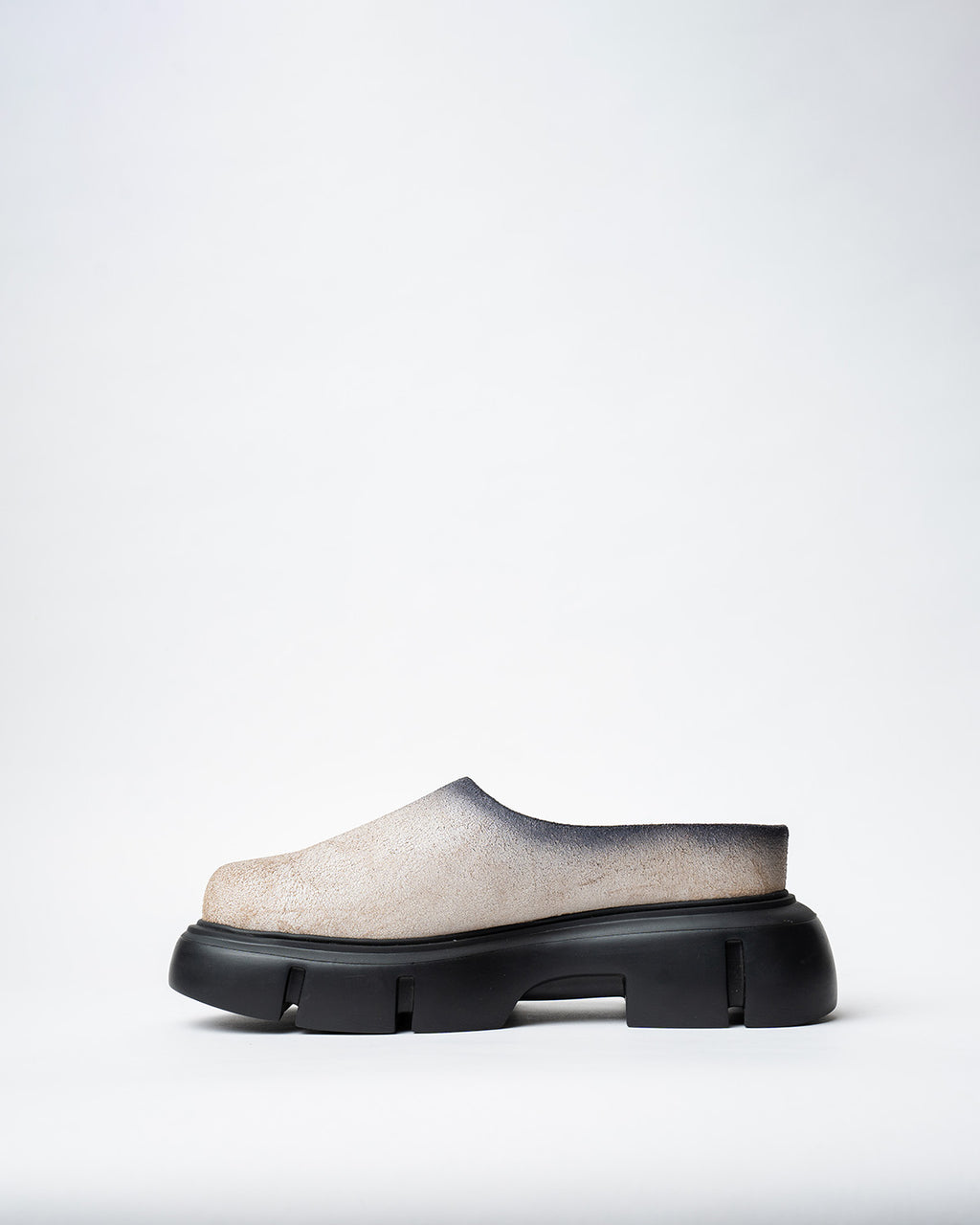 SLIDDERS WITH A ROUNDED TOE AND CHUNKY SOLE