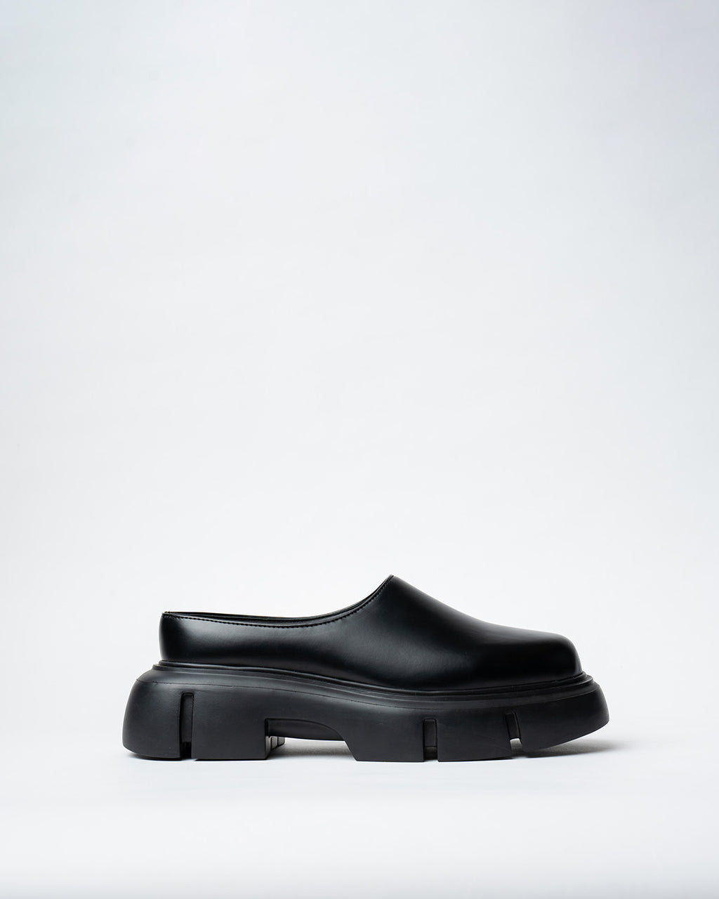 DERBY SHOES WITH A ROUNDED TOE AND CHUNKY SOLE