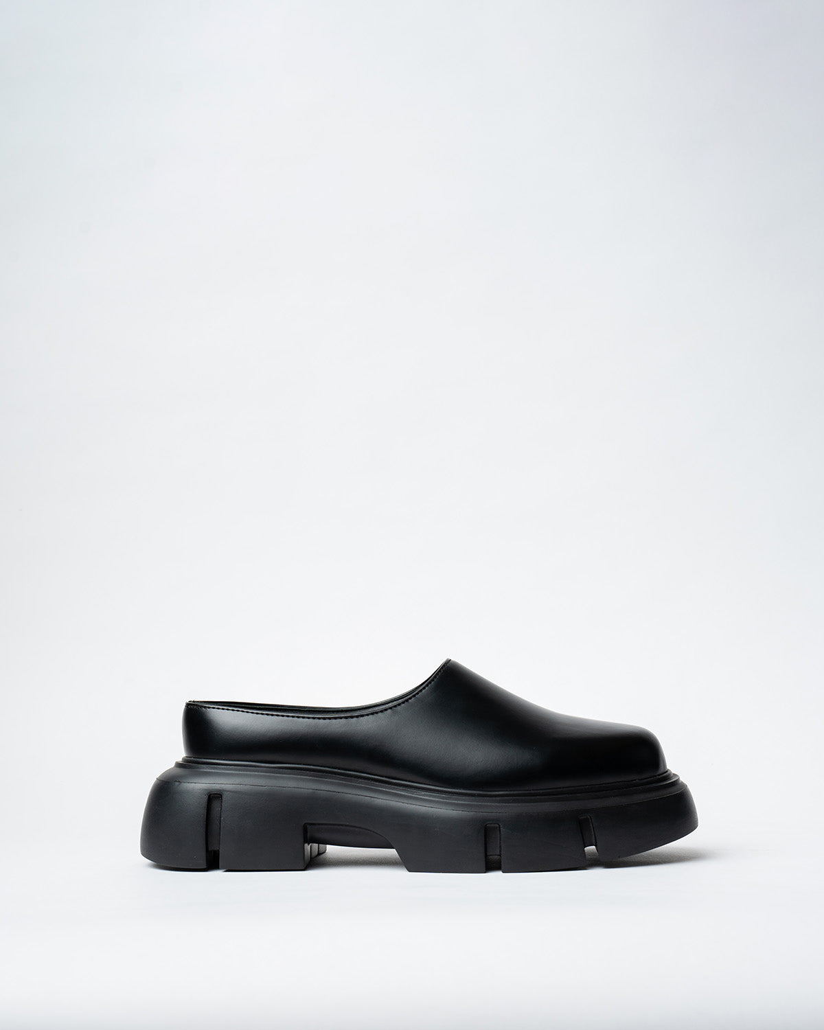 DERBY SHOES WITH A ROUNDED TOE AND CHUNKY SOLE