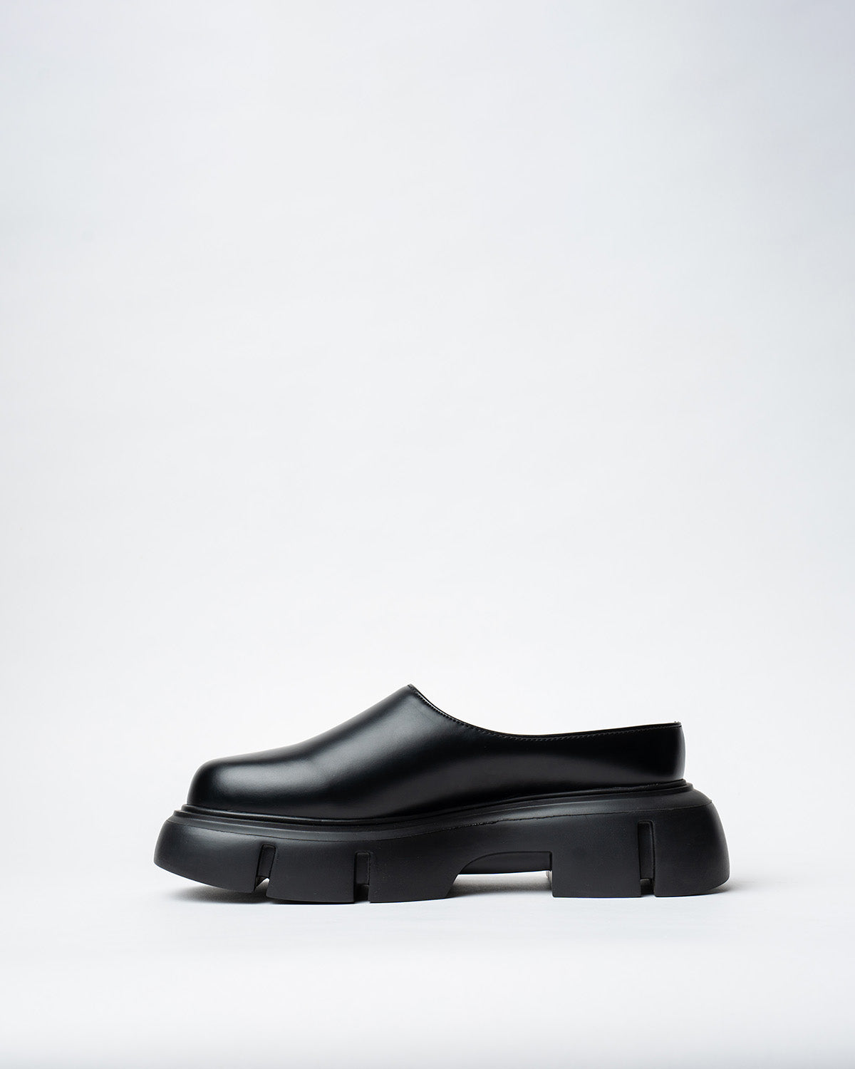 DERBY SHOES WITH A ROUNDED TOE AND CHUNKY SOLE