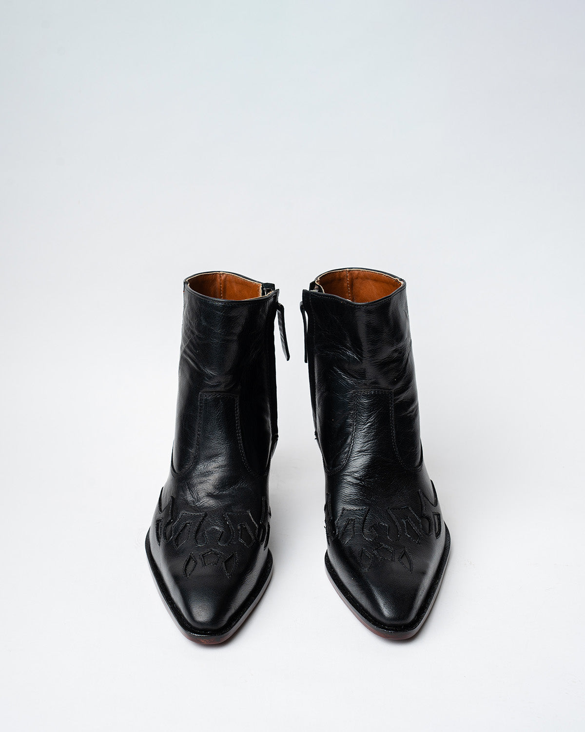 COWBOY ANKLE BOOTS WITH A SQUARE POINTED TOE AND TRAPEZOID HEEL, FEATURING A SIDE ZIP CLOSURE