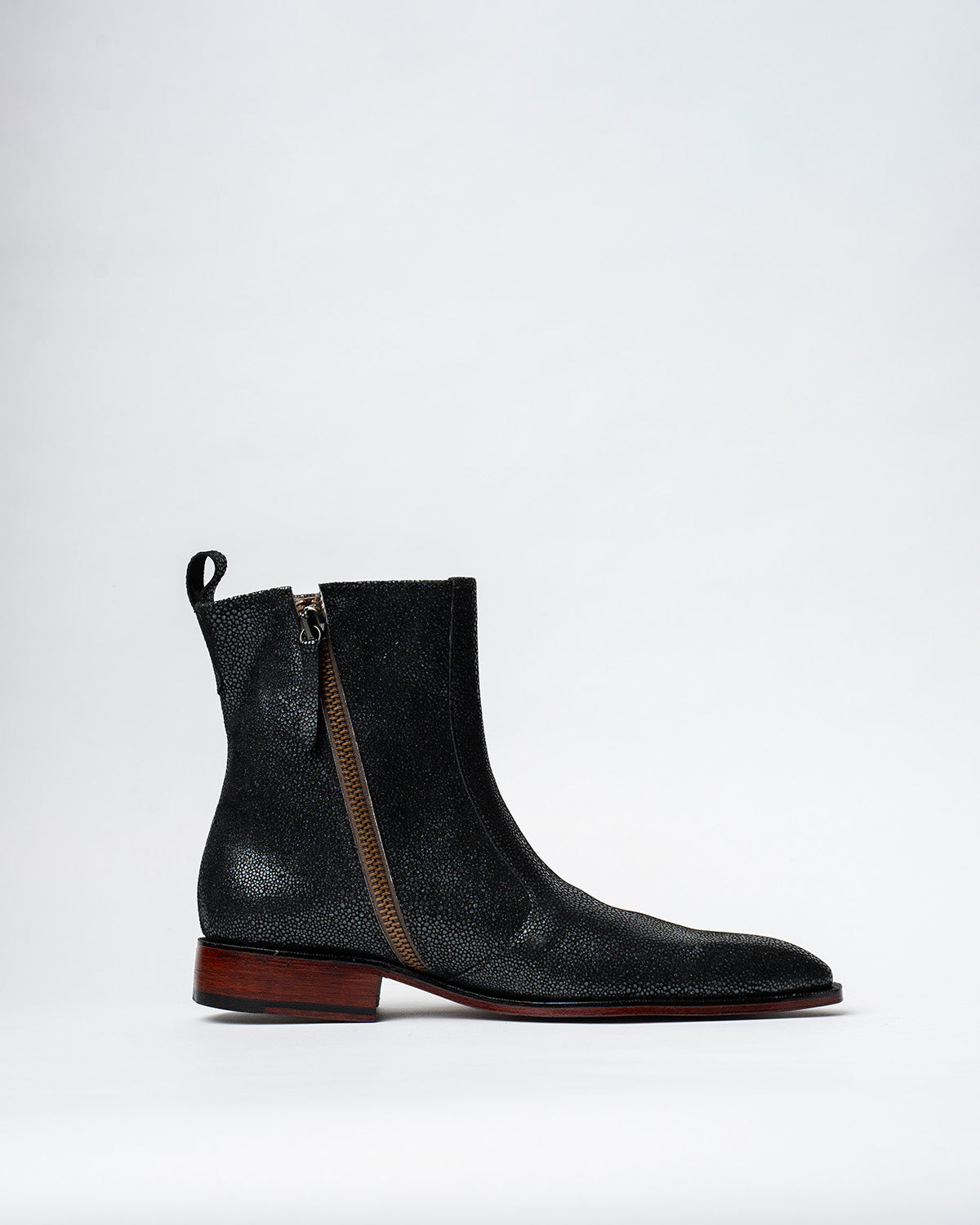 COWBOY ANKLE BOOTS WITH A SQUARE POINTED TOE AND TRAPEZOID HEEL, FEATURING A SIDE ZIP CLOSURE