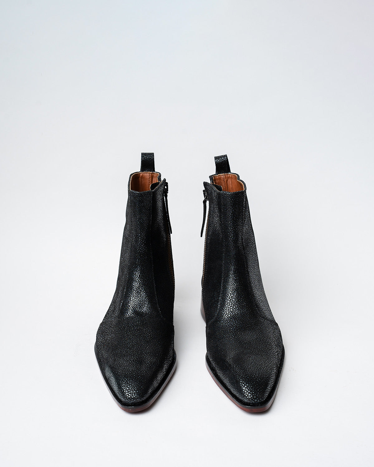 COWBOY ANKLE BOOTS WITH A SQUARE POINTED TOE AND TRAPEZOID HEEL, FEATURING A SIDE ZIP CLOSURE