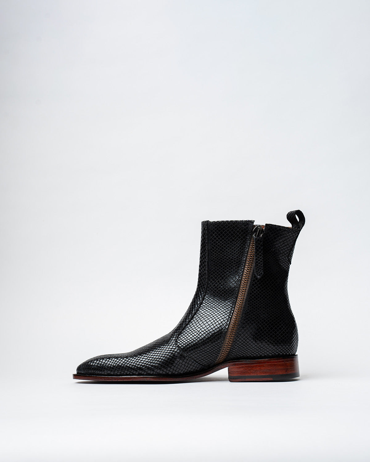 COWBOY ANKLE BOOTS WITH A SQUARE POINTED TOE AND TRAPEZOID HEEL, FEATURING A SIDE ZIP CLOSURE