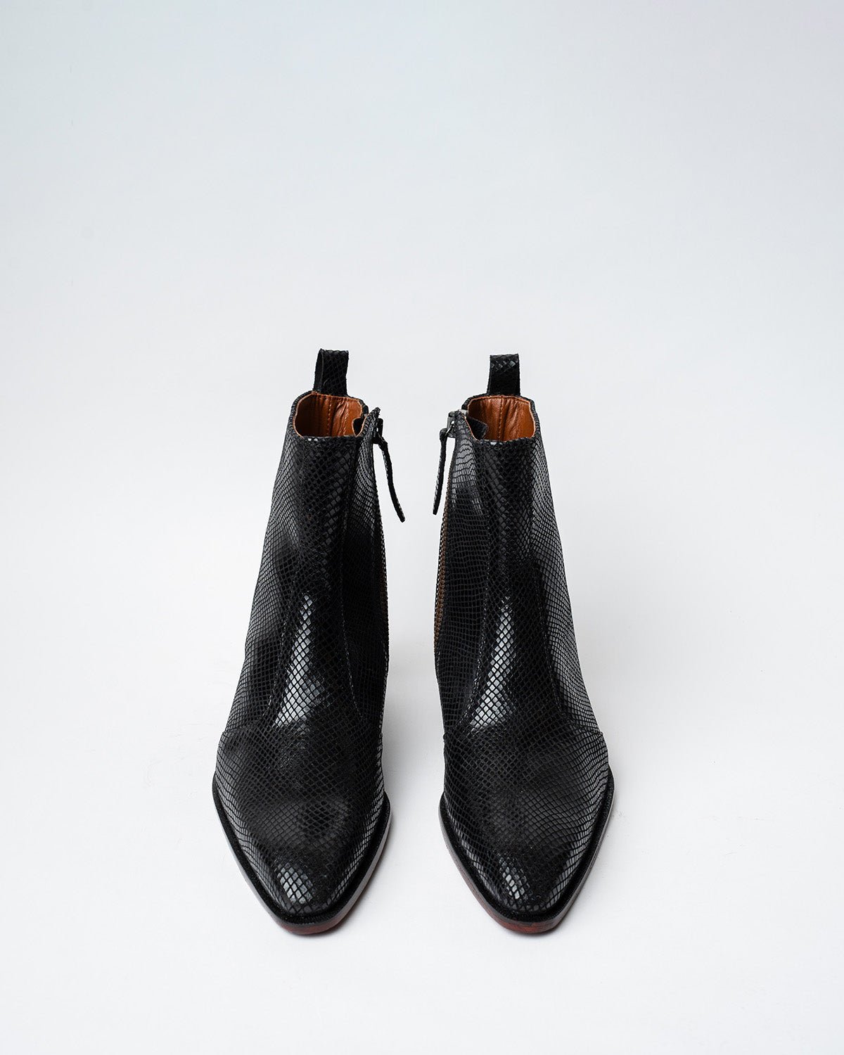 COWBOY ANKLE BOOTS WITH A SQUARE POINTED TOE AND TRAPEZOID HEEL, FEATURING A SIDE ZIP CLOSURE